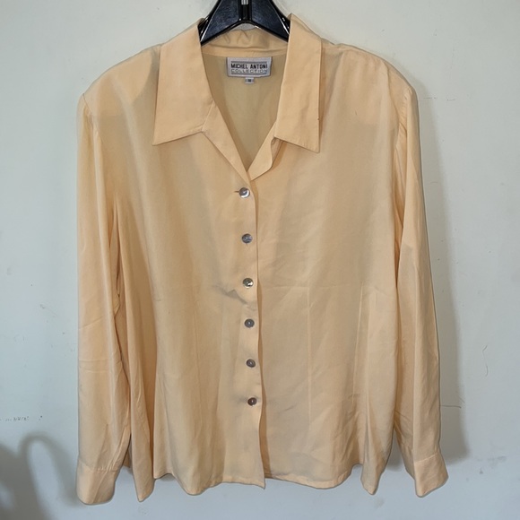 Michel Antoni Collection Blouse 100% Silk light Yellow/ shell buttons Sz 18 - Picture 2 of 11